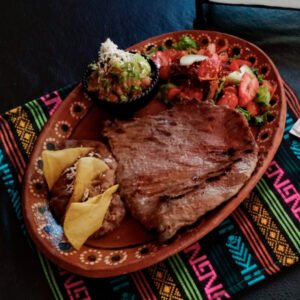 Arrachera a la plancha servida en Los Tocayos, restaurante de comida casera mexicana en Valle de Bravo.