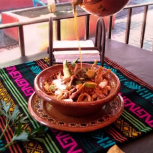 Sopa azteca tradicional servida en Los Tocayos, restaurante de comida casera mexicana en Valle de Bravo.